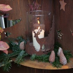 Rustkrans med krondyr og grantrer