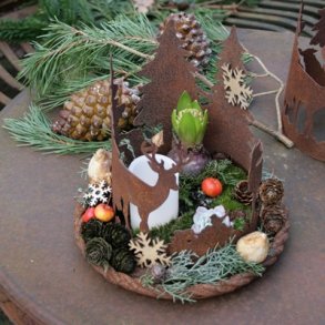 Rustkrans med krondyr og grantrer