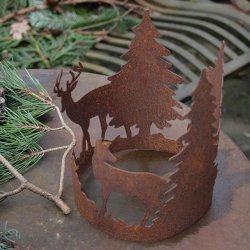 Rustkrans med krondyr og grantrer