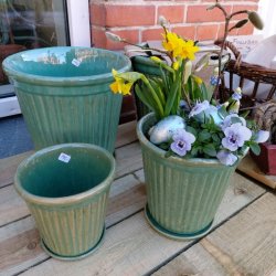 Grnglaserede potter med underskl (st  3)