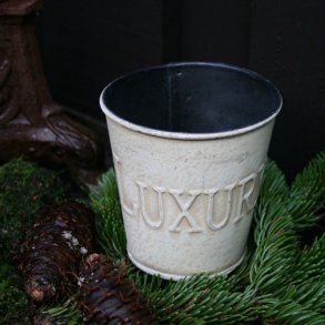 Lille metalpotte med prget skrift