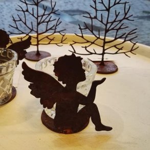 Engel, siddende med plade