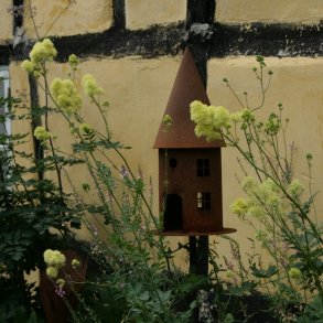 Lanterner, fuglehuse og fuglebade